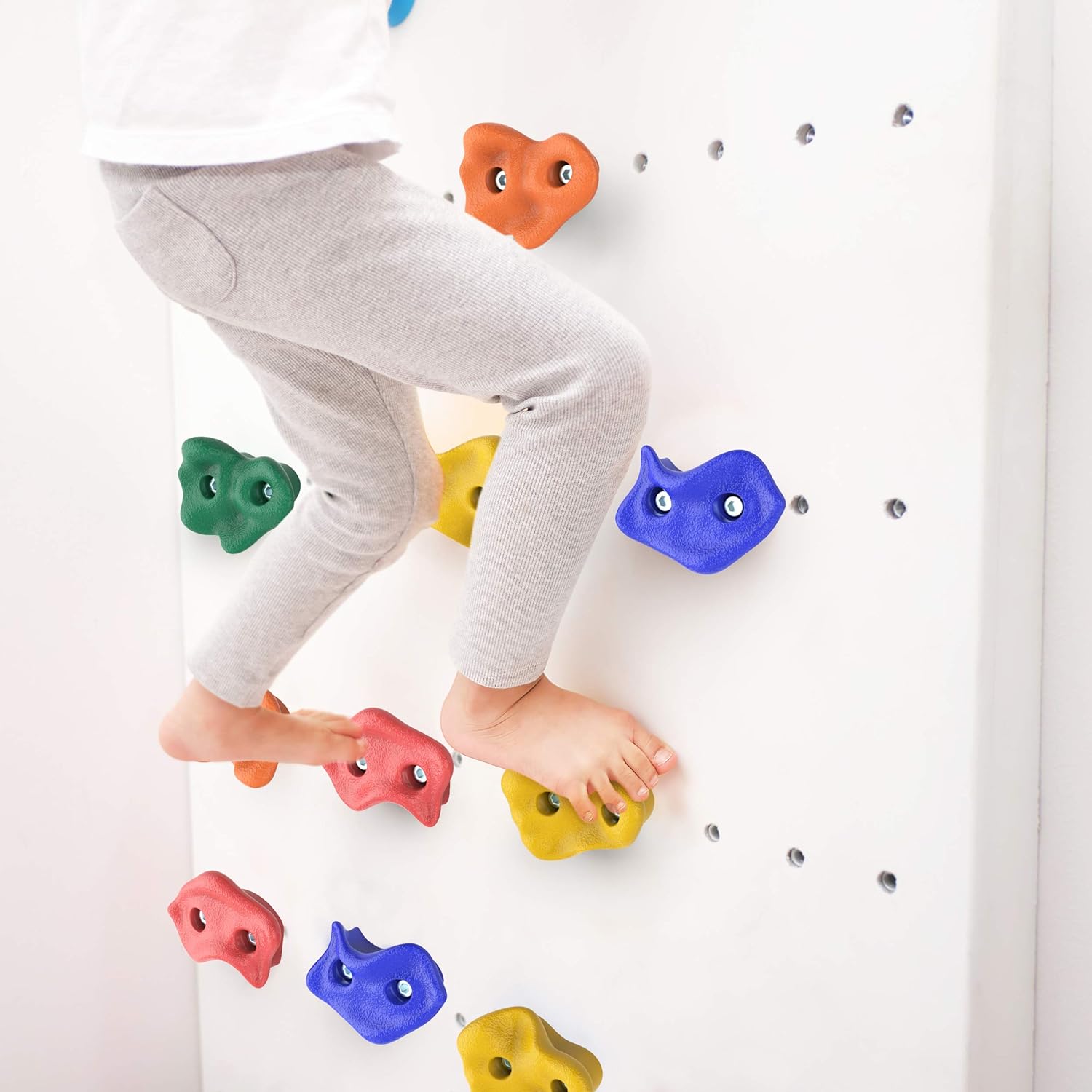 25 Pc Rock Climbing Holds with 8ft Knotted Rope and Carry Bag R45724