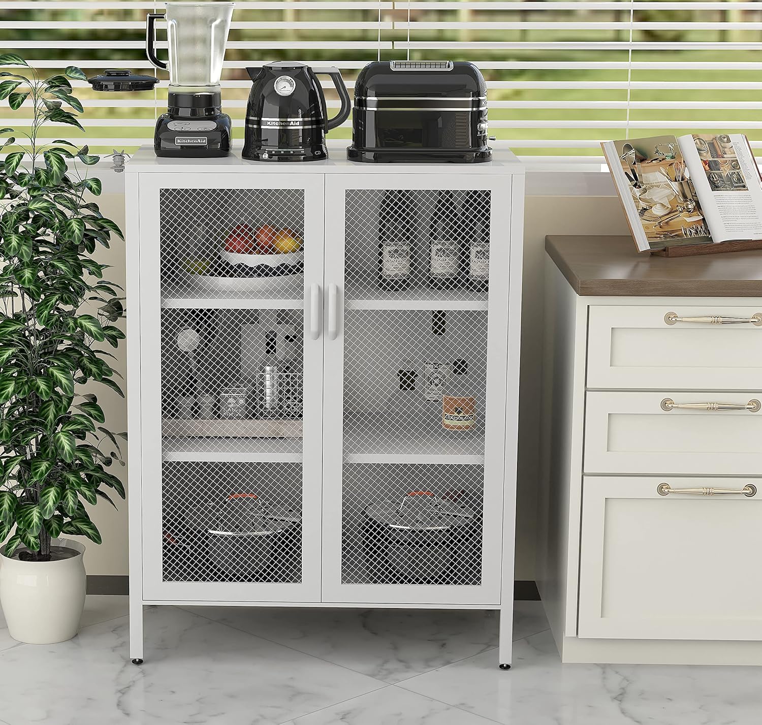Metal Storage Cabinet with 2 Adjustable Shelves and Lock I683