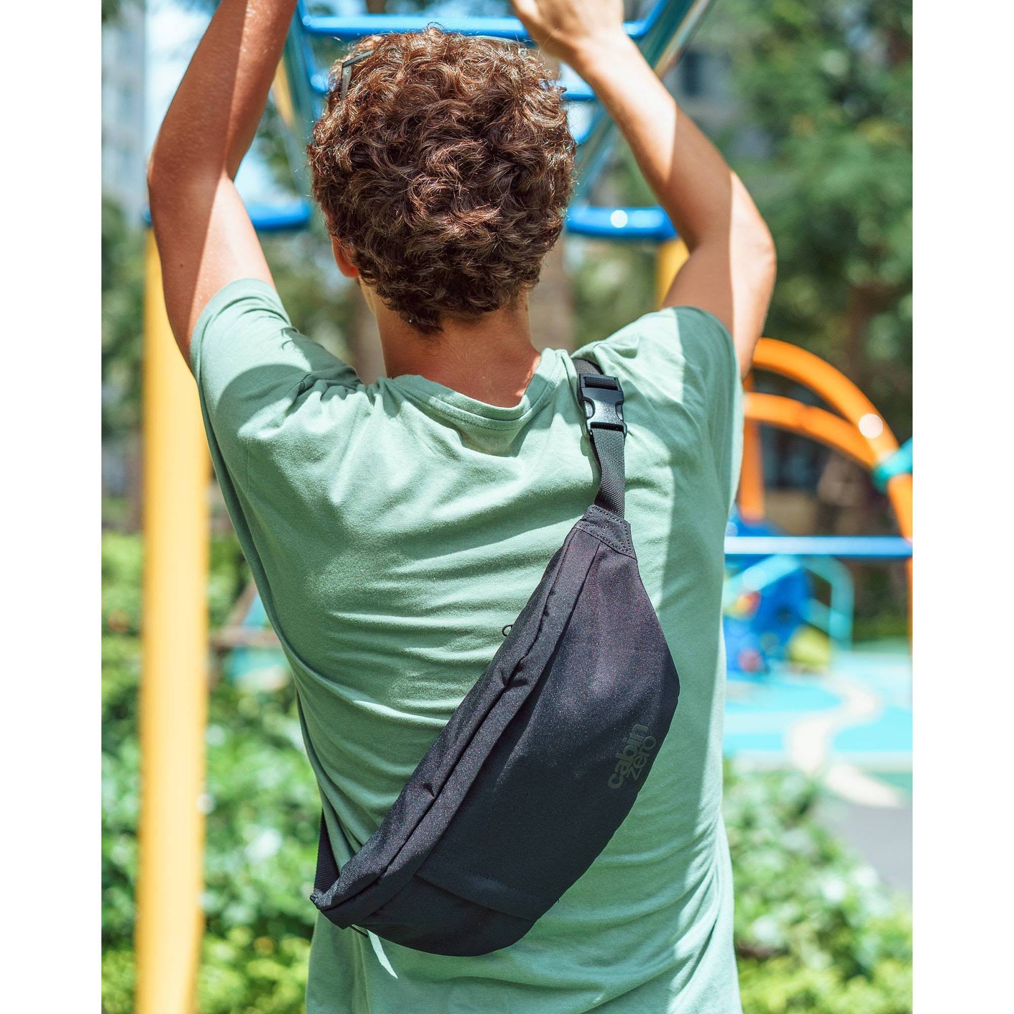 Classic Hip Pack 2L Absolute Black H24750